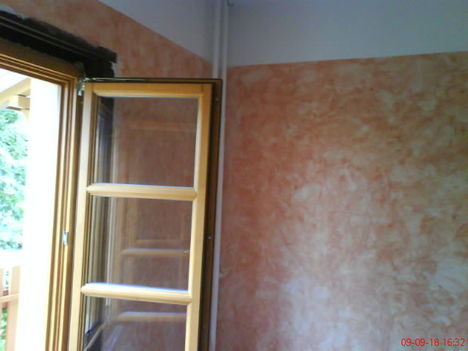 La Maison falfelület.Paks
