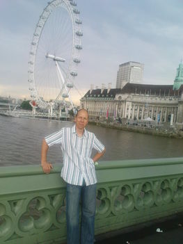 én,háttérben a London Eye