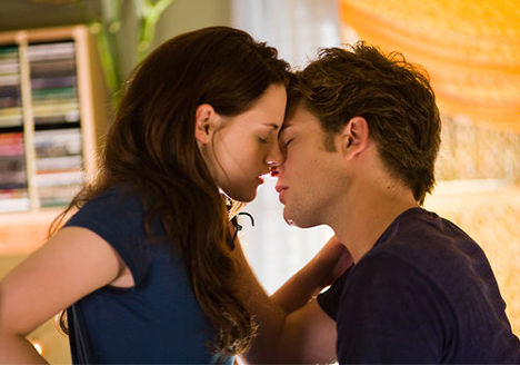 robert-pattinson-edward-twilight-kiss