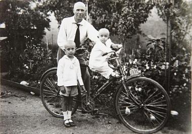 A bicikin a kis kopasz gyerek apám...