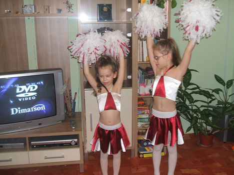 A " pom-pom lányok" farsangi képek: Dorina és Barbara
