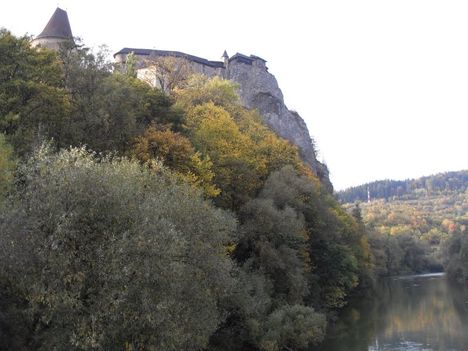 A vár az Árva folyó szintje feletti 112m magas sziklára épült.