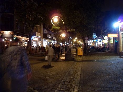 Ez már Zakopáne sétálóutcája, éjszakai fényben!