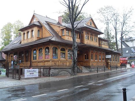 Zakopáne és környékének jellegzetes fa épületeinek egyike!