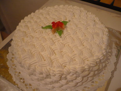 Kerek torta kosár fonással
