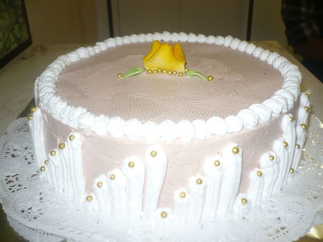 Kerek torta középen marcipán rózsával