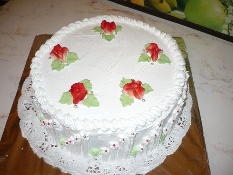 Kerek torta marcipán rózsákkal
