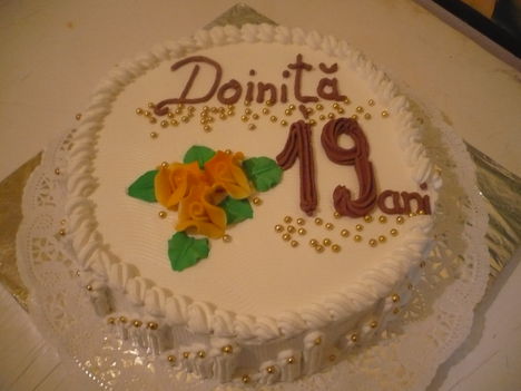 Kerek torta marcipán rózsákkal