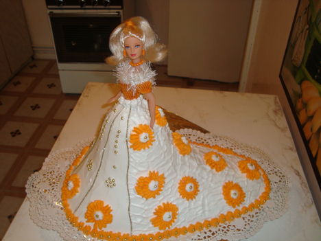 Narancssárga Barbie torta