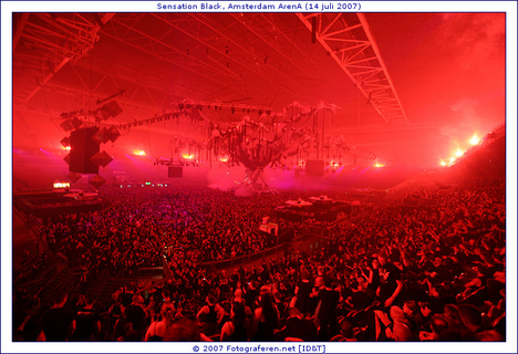 az Amsterdam Arena vörösen izzik a hardstyle tüzétől
