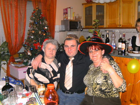 két anyosal