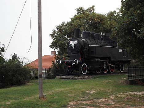 B.almádi -1969-ben megszünt Veszprém-Alsóörs között közlekedő vonat eredeti vágányán pihenő mozdony.