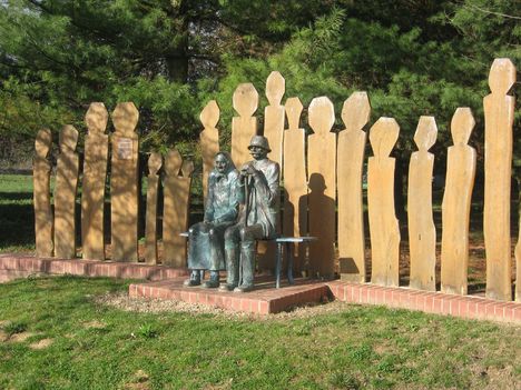 Zala_ 106_Zegerszeg_szoborpár a parkban