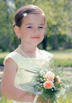 Vivien "kismenyasszonyként"