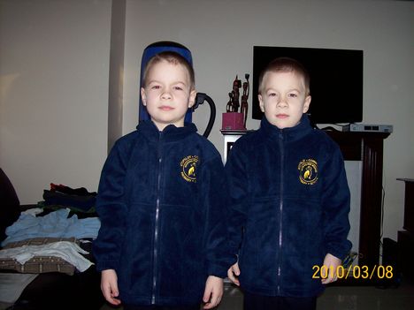 Ádám és Gergő az iker unokáim iskolai egyenruhájukban