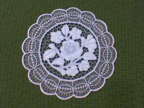 Fehéren fehérrel. 22 cm-es kalocsai riseliős terítő