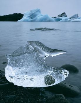A sarkon úszó jéghegy darabkája