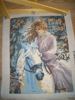 Lány fehér lovon1