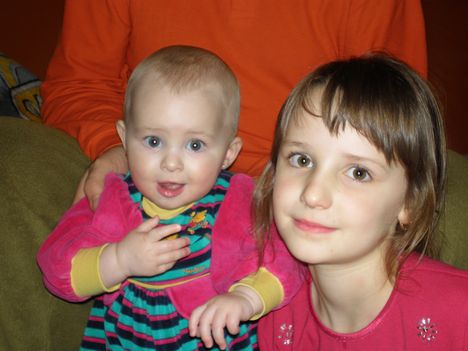 037A két gyöngyharmatos kisleány az unokáim