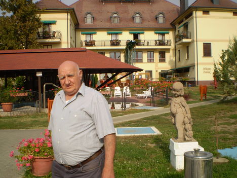 A Hotel Balmaz és a strand közös parkjában.