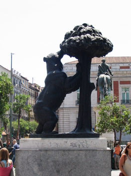 Madrid jelképe az eperfára mászó medve
