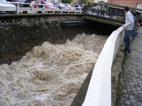 A rohanó víz.