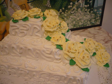 sarga rozsas emeletes torta