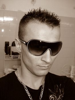 én03