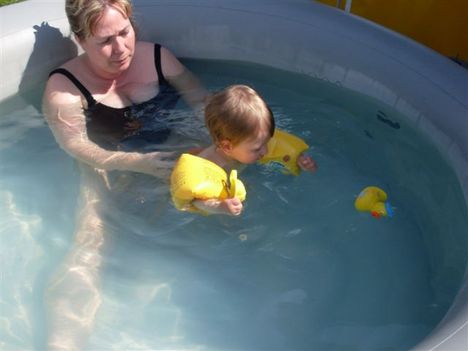 2010.05.25 Luca a medencében