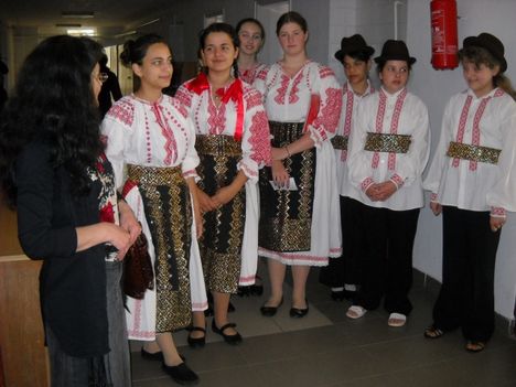 iskolai román énekcsoport a felkészítő tanárnővel