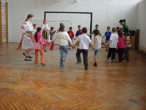 iskolai román táncos kiscsoport