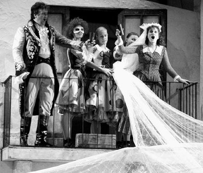 G.Rossini: Sevillai borbély, Jelenet: Mukk József (Almaviva) és Létai Kiss Gabriella (Rosina) az Erkel Színházban, Budapest