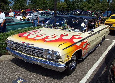1962-Chevrolet-Impala-beige-black-top-flames[1]