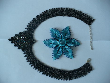 fekete nyaklánc+ kék virág