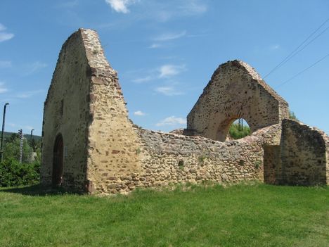 B_ 033_Révfülöp_A fülöpi templomrom [1600x1200]
