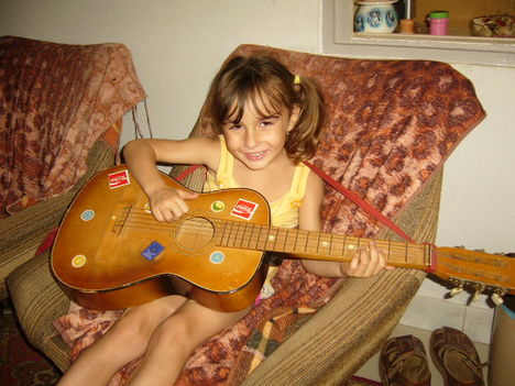 P1070248A gitáros lány