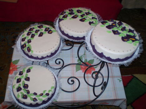 esküvői bordó kálás torta