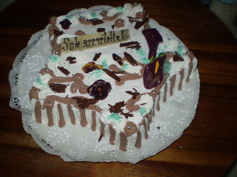fekete erdő ízű, csillag formájú torta