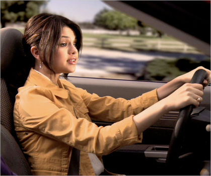 selena-gomez-driving