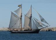1250085402_thumb_800px-ATENE_im_Fjord_unter_Segeln