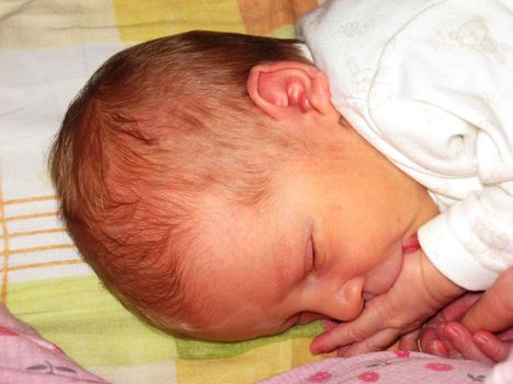 Marci  két naposan, így születtem. hogy már szoptam az újjam