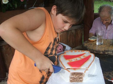 Marci vágja a tortát