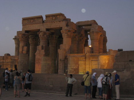 Kom Ombo Szobek