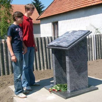 Diákok az emlékműnél