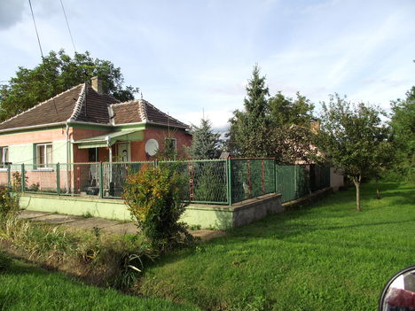 Itt lakom