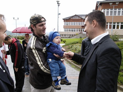 Gábor kezetfog a jövő nemzedékével