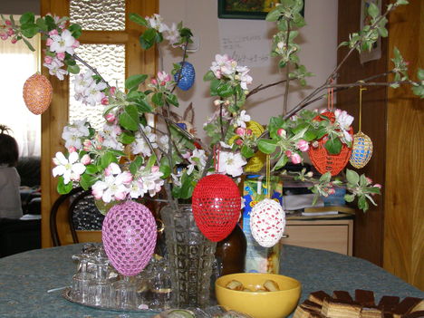 húsvéti tojások virágzó almafaágon