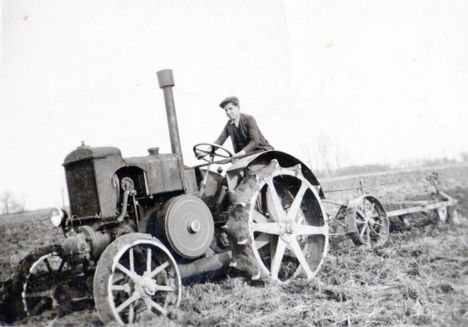 A G35-ös traktor szántás közben. Sostarecz K 1950