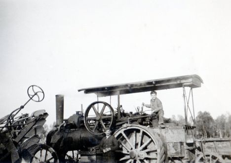 Gőzgép-gőzeke 1945-1950 között .A főgépész: Ábrahám Lajos, Sostarecz Károly