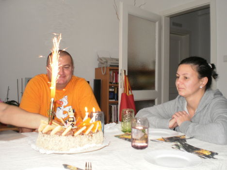 Attila és Gabi a tortával